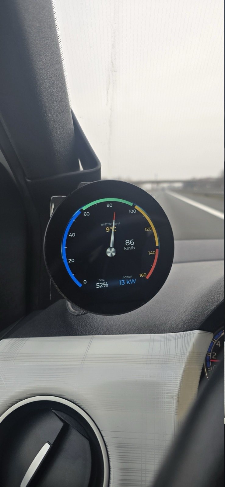 CarScreen zeigt 86 km/h, 52 Prozent SOC und Batteriedaten